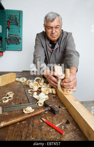 Tischler in seiner Werkstatt Hobeln Stockfoto