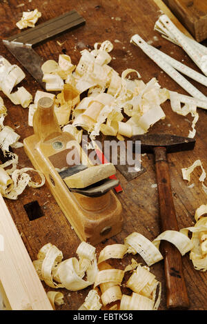 Holz-Flugzeug und Holzspäne auf dem Tisch von einer Zimmerei Stockfoto