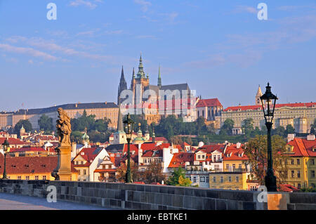 Die Karlsbrücke und die Prager Burg auf dem Hügel in der HradÞany backgrund, Tschechien, Böhmen, Prag Stockfoto