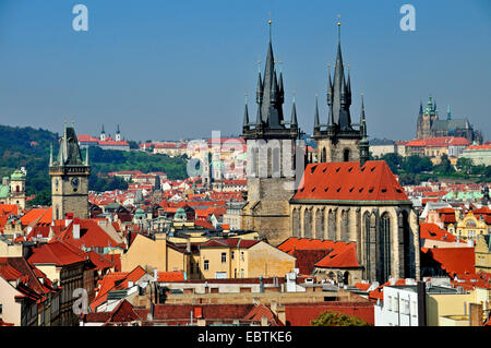 Blick auf die Altstadt von Prag Mit Teyn Kirche und Rathaus, Pragerburg im Hintergrund, Tschechische Republik, Prag Stockfoto