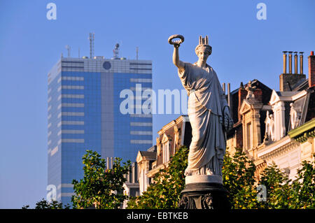 Skulptur von Victoria am Place Rouppe, Rouppeplaat, Tour de Midi im Hintergrund, höchsten Gebäude von Belgien, Brüssel, Belgien Stockfoto