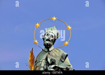 Johannes von Nepomuk-Statue auf der Karlsbrücke in Prag, Tschechische Republik, Prag Stockfoto