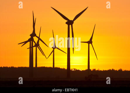 Windkraftanlagen in den Morgen, Norden, Ostfriesland, Niedersachsen, Deutschland Stockfoto