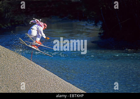 Freeride-Skifahrer getarnt als Scheich auf Schotter Piste bergab Stockfoto