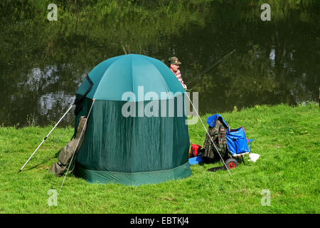 Angler mit Zelt am Ufer der Lippe, Lünen, Ruhrgebiet, Nordrhein-Westfalen, Deutschland Stockfoto