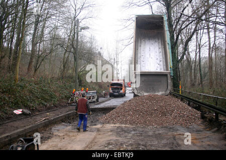 LKW ausgießen harten Kern auf Baustelle, Deutschland, Nordrhein-Westfalen Stockfoto