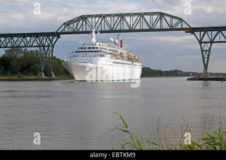 MS Black Watch im Nord-Ostsee-Kanal, Deutschland, Schleswig-Holstein, Dithmarschen Stockfoto