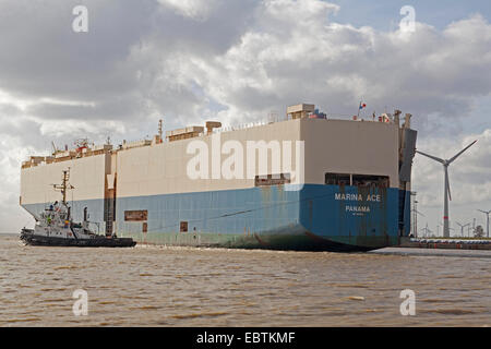 Autotransporter Marina Ace und Hafen Schlepper Radbod, Deutschland, Niedersachsen Stockfoto