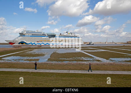 Schiff Durchgang Urlaub Schiff AIDAsol auf der Ems, Deutschland, Niedersachsen Stockfoto