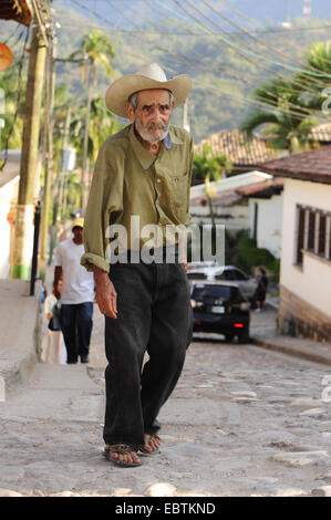 Alter Mann zu Fuß eine steile Gasse, Honduras, Copan, Copan Stockfoto