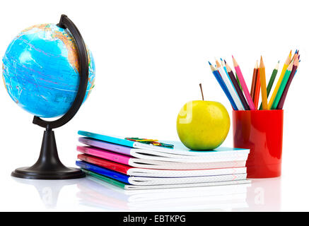 Globus, Notebook-Stack und Bleistifte. Schulkind und Student studiert Zubehör. Zurück zum Schulkonzept. Stockfoto