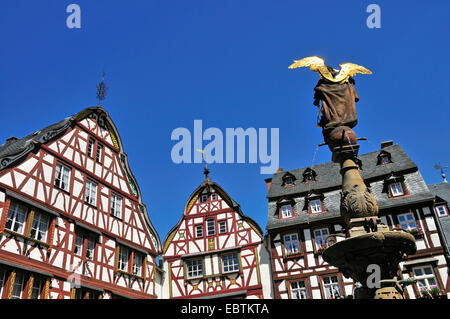 gut Michaelisbrunnen auf den Marktplätzen vor dem Rathaus von Bernkastel-Kues, Deutschland, Rheinland-Pfalz, Bernkastel-Kues Stockfoto