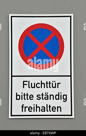 kein Parkplatz melden 'Flucht Tür halten immer klar", Deutschland Stockfoto