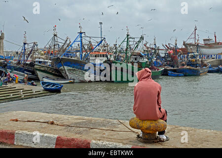 Tag-Worker warten auf Arbeit im Hafen, Marokko, Dschellaba, Essaouira Stockfoto