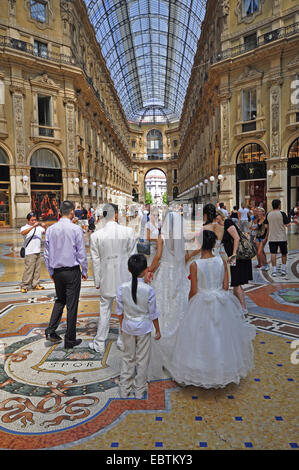 Brautpaar in der Galleria Vittorio Emanuele II, Italien, Mailand Stockfoto