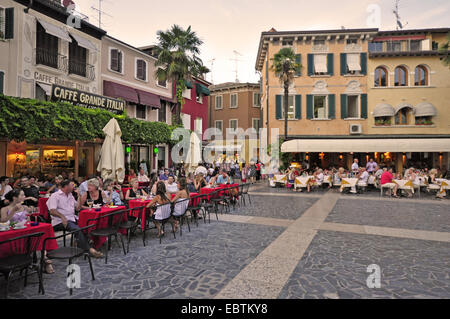 Bürgersteig Cafés auf der Piazza Carducci, Italien, Gardasee, Lombardei, Sirmione Stockfoto