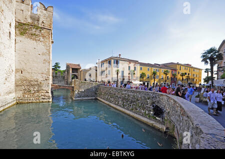 mit Blick auf Stadt und Wand der Scaliger Burg, Italien, Gardasee, Lombardei, Sirmione Stockfoto