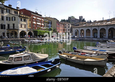 Motorboote in der Marina, Italien, Gardasee, Lombardei, Desenzano del Garda Stockfoto