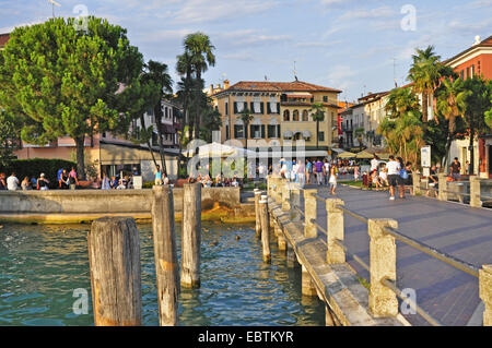 Blick in die Stadt vom See, Gardasee, Lombardei, Italien, Sirmione Stockfoto