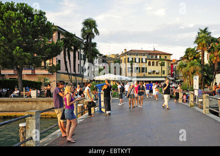 Blick in die Stadt vom See, Gardasee, Lombardei, Italien, Sirmione Stockfoto