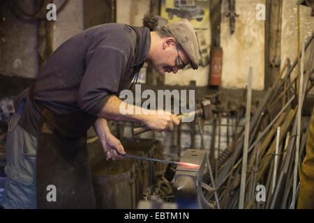 Schmiede arbeiten in einer Schmiede, viel Hadham, Hertfordshire, England, UK Stockfoto