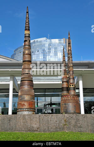 Skulpturen aus Getriebe vor Kongress Zentrum Hotel Maritim, Deutschland, Baden-Württemberg, Ulm Stockfoto