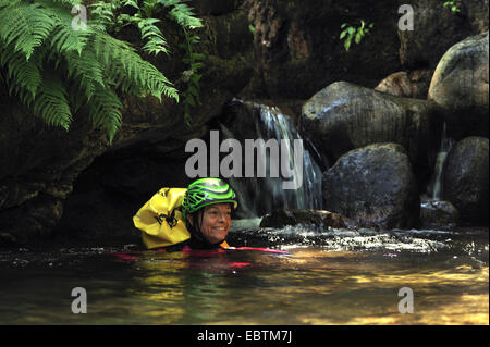 ältere Frau mit Kletterausrüstung im Wasser der Schlucht Frascaghju, Frankreich, Korsika, Corte Stockfoto