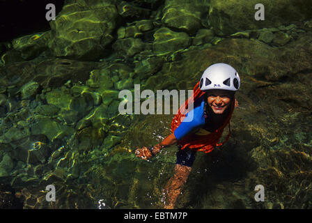 junge Frau mit Kletterausrüstung im Wasser des Le Fiumicelli, Bavella Gebirge, Frankreich, Korsika, Porto Vecchio Stockfoto