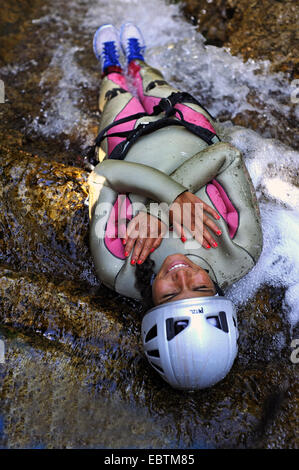 junge Frau in die Schlucht des Frascaghju, Frankreich, Korsika, Corte gleiten Stockfoto