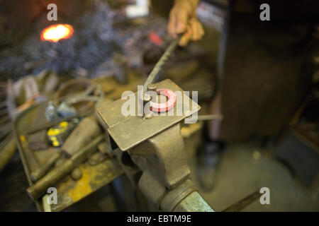 Frau Schmied arbeitet in einer Schmiede, viel Hadham, Hertfordshire, England, UK Stockfoto