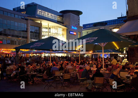 Menschen im Alter Markt am Abend, Dortmund, Ruhrgebiet, Nordrhein-Westfalen, Deutschland Stockfoto