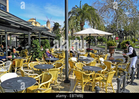 Straßencafe am "Passeig Maritim", Spanien, Balearen, Mallorca, Palma De Mallorca Stockfoto