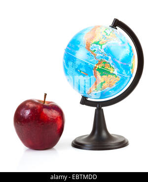Roter Apfel und Globus Stockfoto