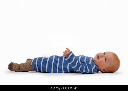 kleiner Junge in Romper liegen auf der Rückseite Stockfoto