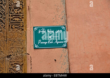 zweisprachige Straße Seufzen Passage Bab Agnaou, Marokko, Marrakesch Stockfoto