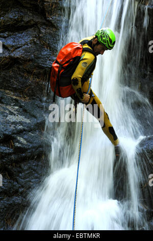 Klettern in der Wasserfall von der Schlucht des Frascaghju, Frankreich, Korsika, Corte Mann Stockfoto