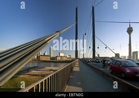 Rheinkniebruecke, Rheinturm im Hintergrund, Deutschland, Nordrhein-Westfalen, Düsseldorf Stockfoto