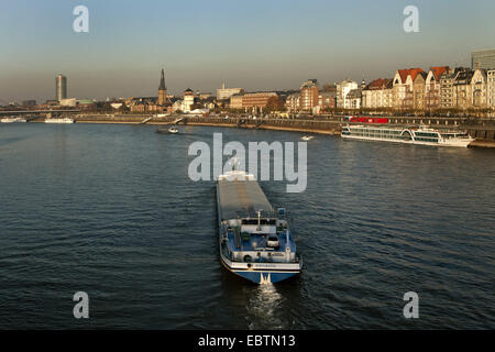 Schiffe auf Rhein, Ergo Versicherung Gebäude, St. Lambertus Kirche und Burg-Turm im Hintergrund, Deutschland, Nordrhein-Westfalen, Düsseldorf Stockfoto