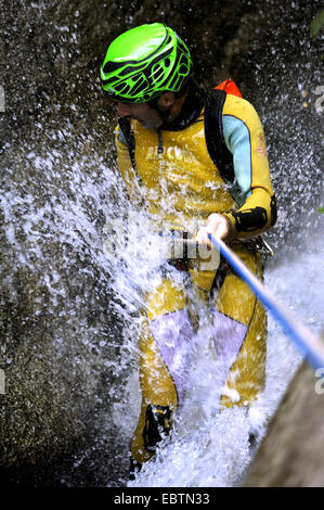 Klettern in der Wasserfall von der Schlucht des Frascaghju, Frankreich, Korsika, Corte Mann Stockfoto