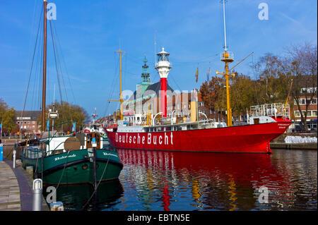 Feuerschiff im Hafen, Rathaus im Hintergrund, Deutschland, Niedersachsen, Emden Stockfoto