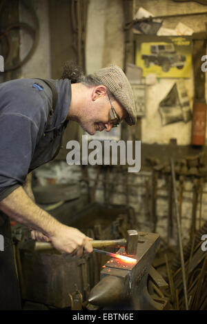 Schmiede arbeiten in einer Schmiede, viel Hadham, Hertfordshire, England, UK Stockfoto