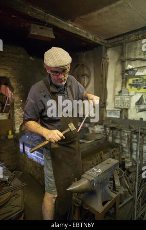 Schmiede arbeiten in einer Schmiede, viel Hadham, Hertfordshire, England, UK Stockfoto