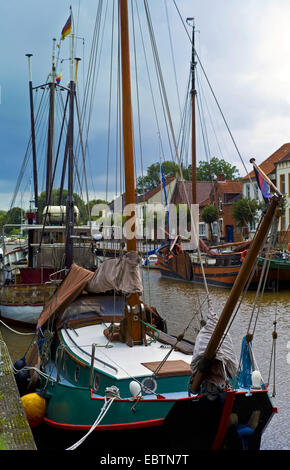 Schiffe im alten Hafen, alter Hafen, Deutschland, Niedersachsen, Ostfriesland, Weener Stockfoto