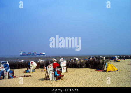 Strand in Doese, Elbe-Fahrrinne in den Hintergrund, Deutschland, Niedersachsen, Cuxhaven Stockfoto