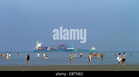 Strand in Doese, Elbe-Fahrrinne in den Hintergrund, Deutschland, Niedersachsen, Cuxhaven Stockfoto