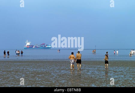 Strand in Doese, Elbe-Fahrrinne in den Hintergrund, Deutschland, Niedersachsen, Cuxhaven Stockfoto