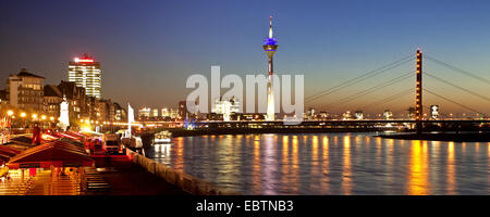 Rhein mit Stadttor, Rheinturm und Rheinkniebruecke im Abendlicht, Deutschland, Nordrhein-Westfalen, Düsseldorf Stockfoto