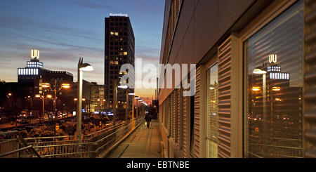 Blick vom Hauptbahnhof zum Harenberg City Center und Dortmunder U-Turm in der Dämmerung, Dortmund, Ruhrgebiet, Nordrhein-Westfalen, Deutschland Stockfoto