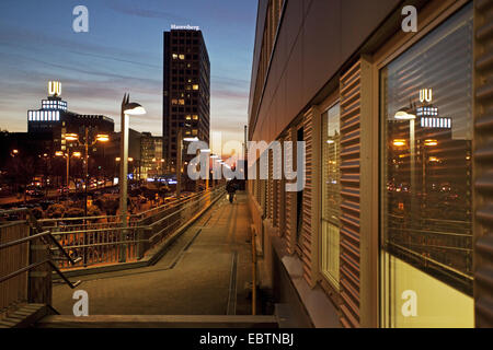 Blick vom Hauptbahnhof zum Harenberg City Center und Dortmunder U-Turm in der Dämmerung, Dortmund, Ruhrgebiet, Nordrhein-Westfalen, Deutschland Stockfoto