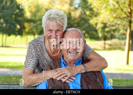 Porträt von einem älteren Ehepaar in der Liebe Stockfoto